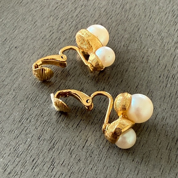 Vintage Faux Pearl Double Pearl Clip Earrings Gold Tone Petite MCM Classic Retro - Picture 4 of 4